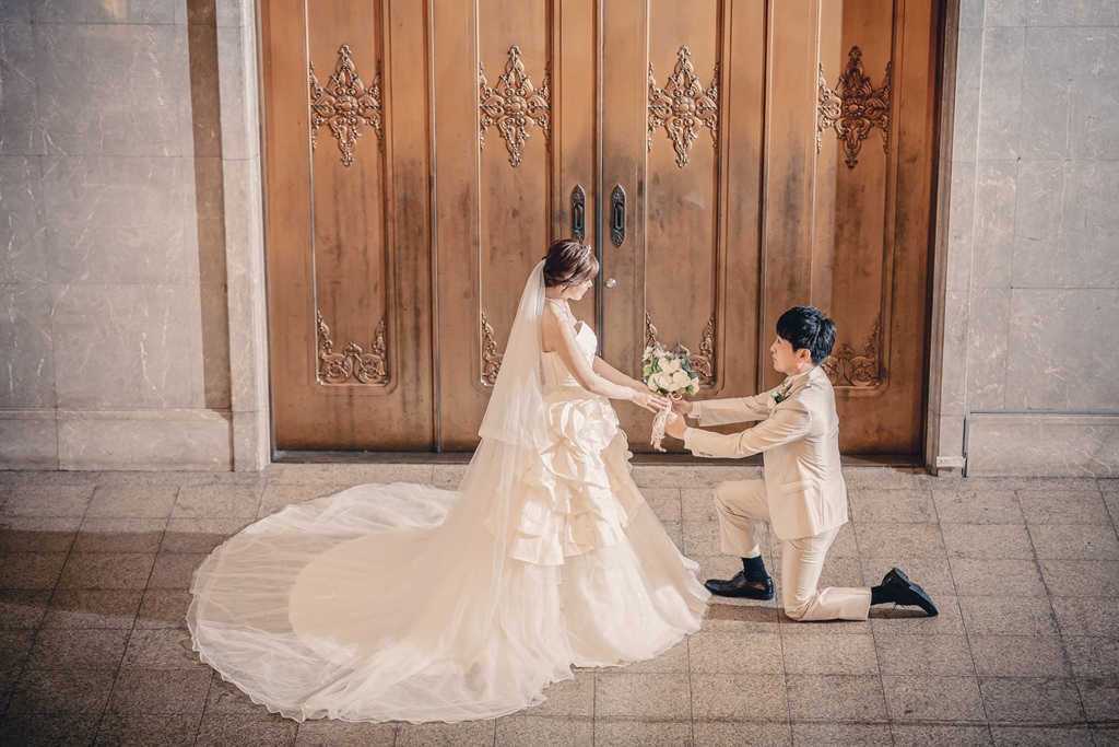 大人気！黄金の扉の前で豪華な結婚写真！！