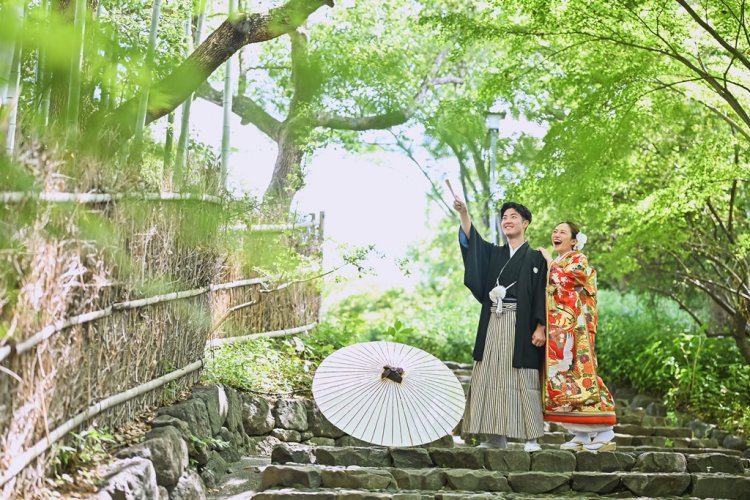 白鳥庭園の絶景をバックに