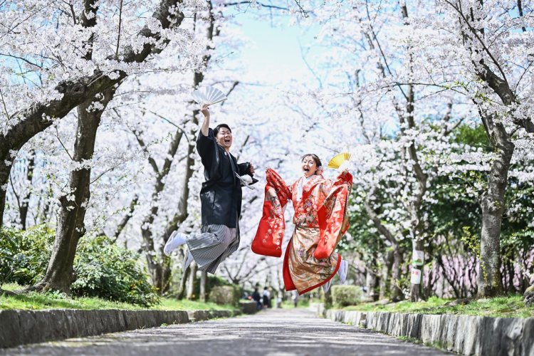 桜の木の下で大ジャンプ