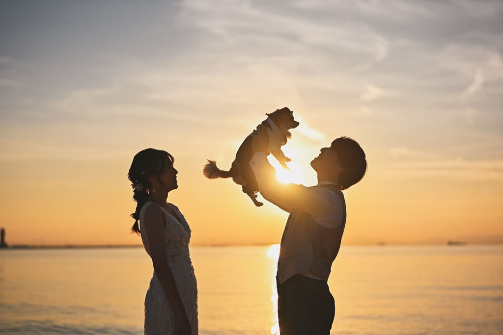 わんちゃんと海で撮った結婚写真