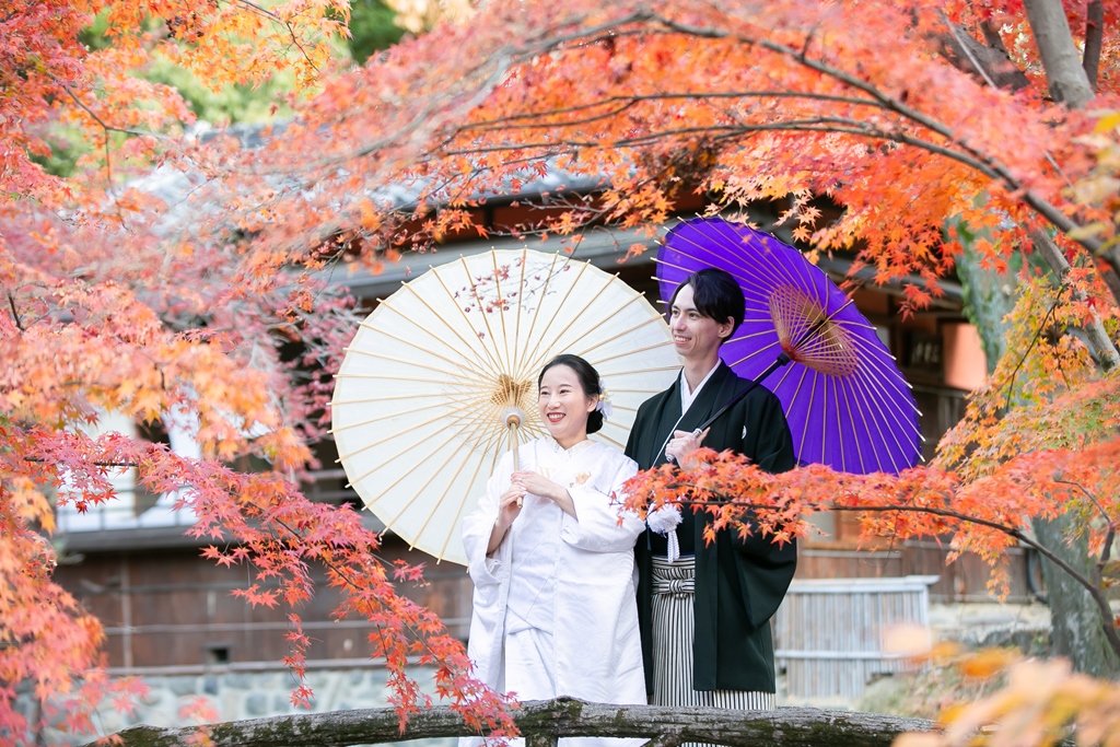 一生忘れられない体験に!真っ赤に染まった紅葉の祝福フォト♡