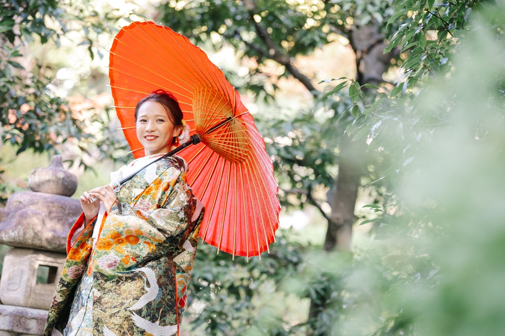 和傘を手に持つご新婦様