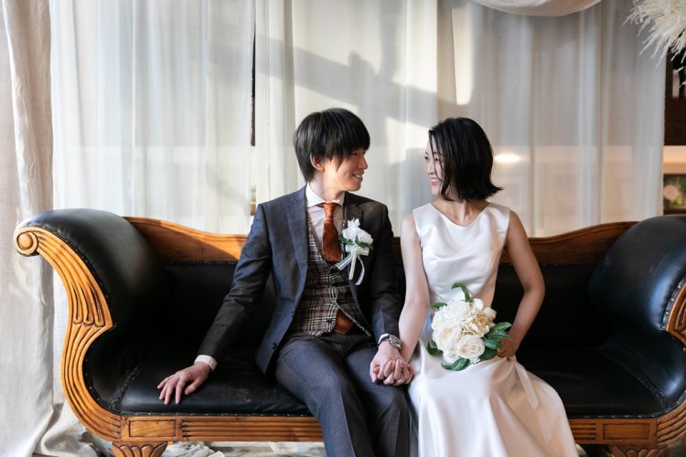 幸せいっぱいの2人の様子を結婚写真に