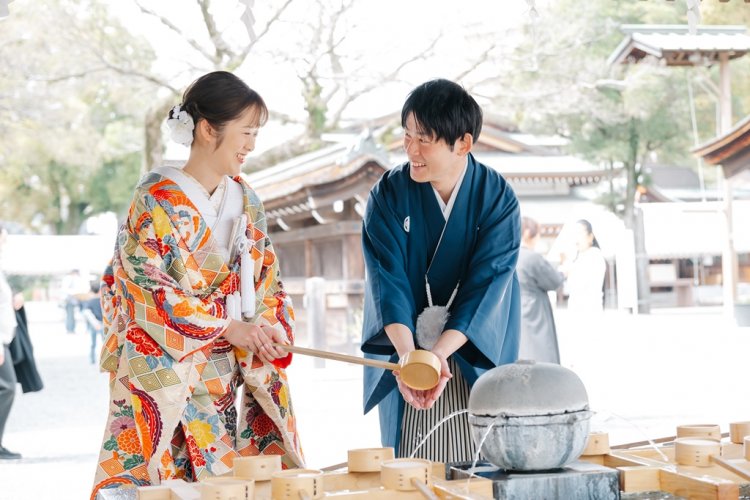 神社で仲良く手を清める新郎新婦