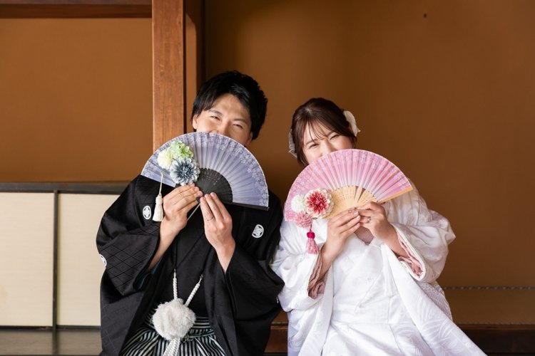 扇子を使って