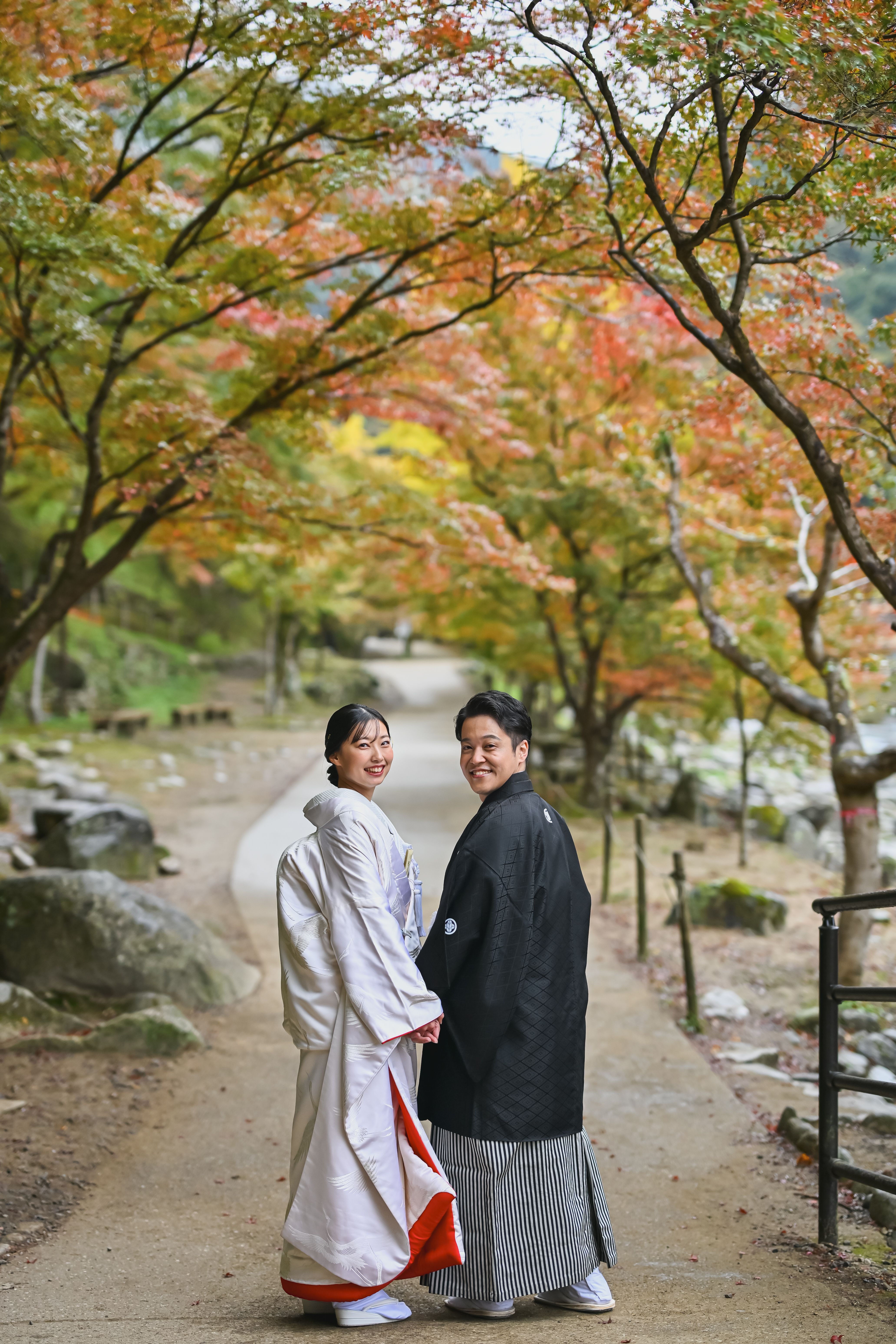 40代夫婦が自然な笑顔で寄り添う様子