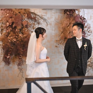 ベールをまとった花嫁が新郎と向き合うファーストミート。アトリエスタジオのフォトウェディング