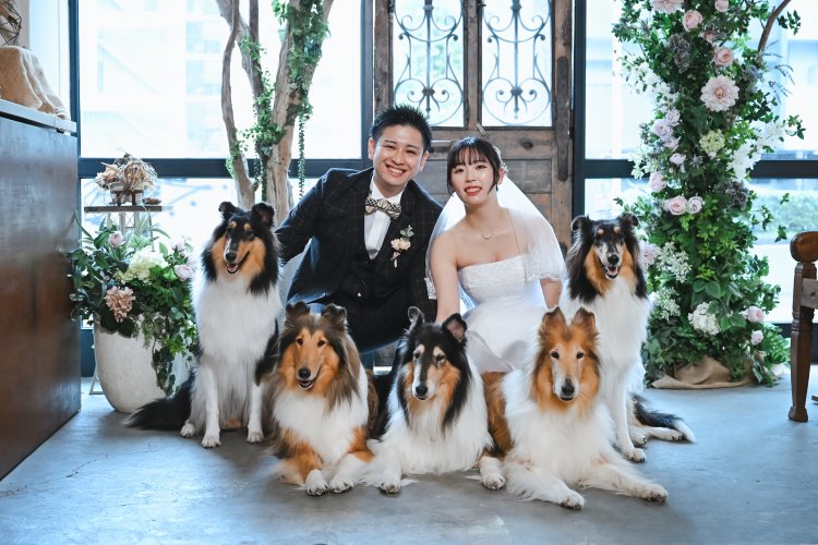 家族全員と愛犬が笑顔で寄り添うラストカット写真