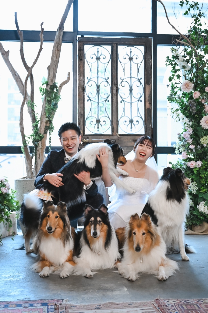 愛犬と一緒に微笑む家族の写真