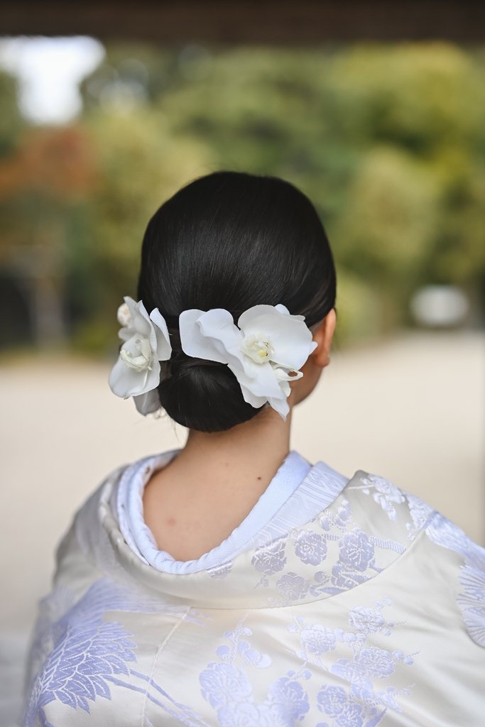 髪飾りが華やかな和装ヘアスタイルの後ろ姿