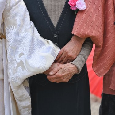 白無垢の花嫁と家族が手をつなぐ手元を写したカット。和装前撮りで残す家族写真のワンシーン