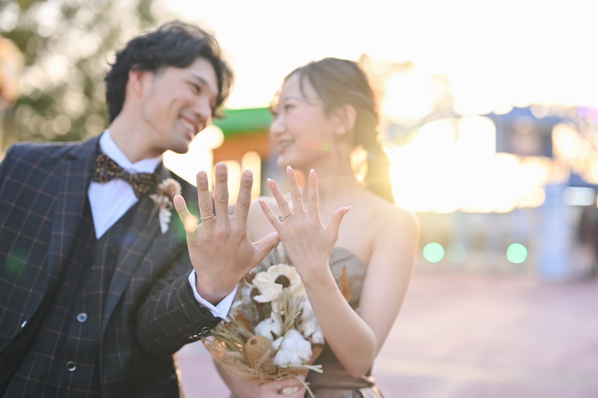 夕方の光の中で撮影する新郎新婦