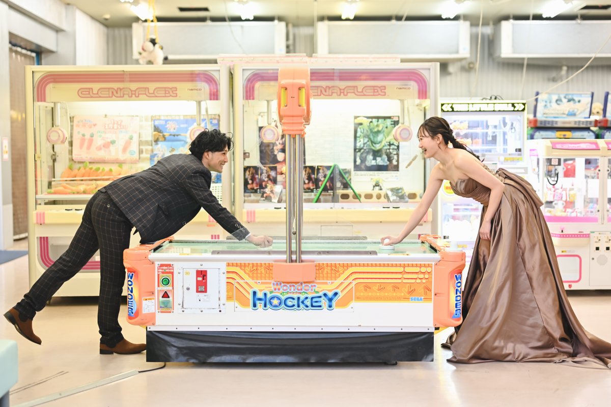 レトロな園内施設を背景にした笑顔のショット