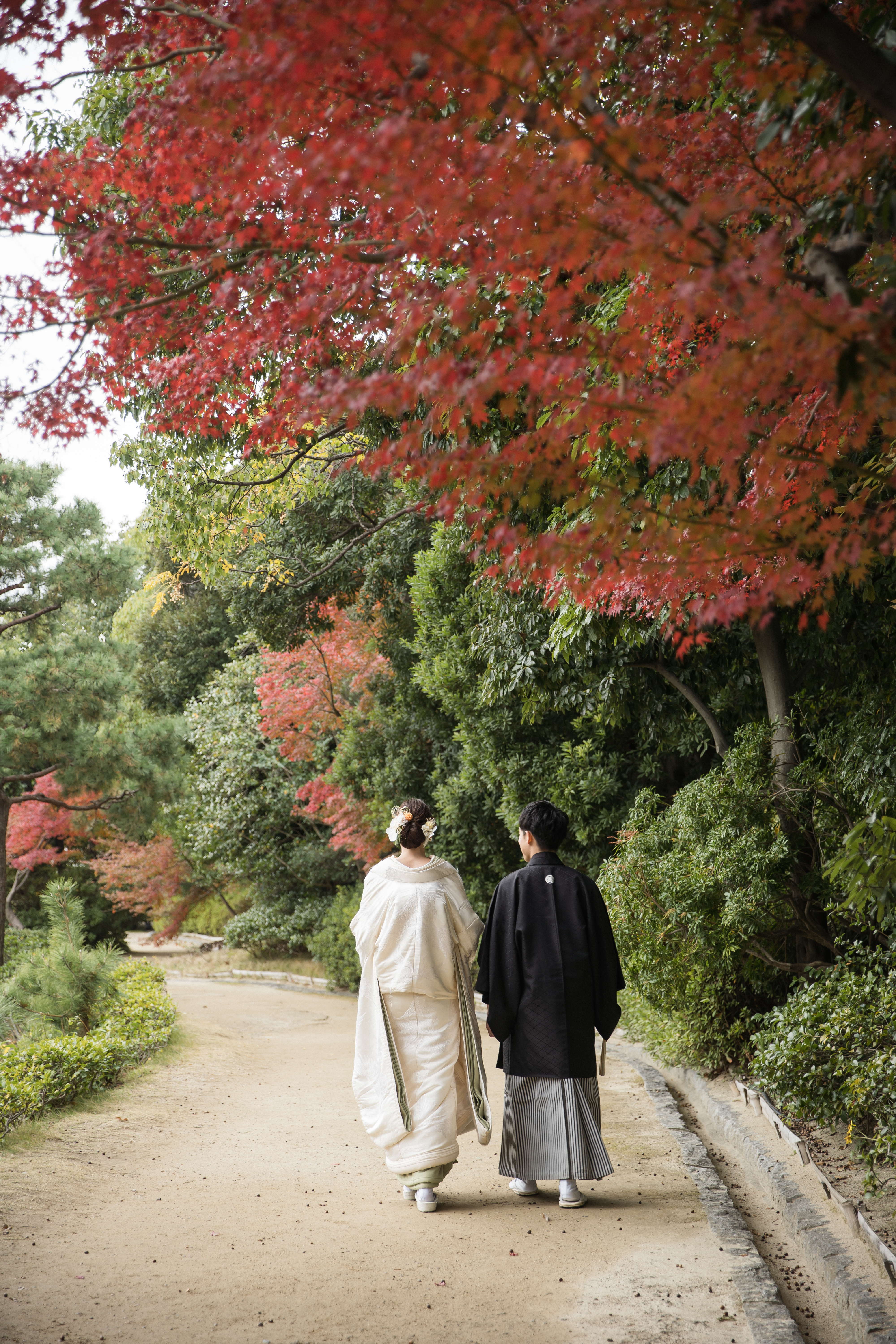 名古屋の紅葉スポットで後撮りウェディングフォトを撮影するカップル
