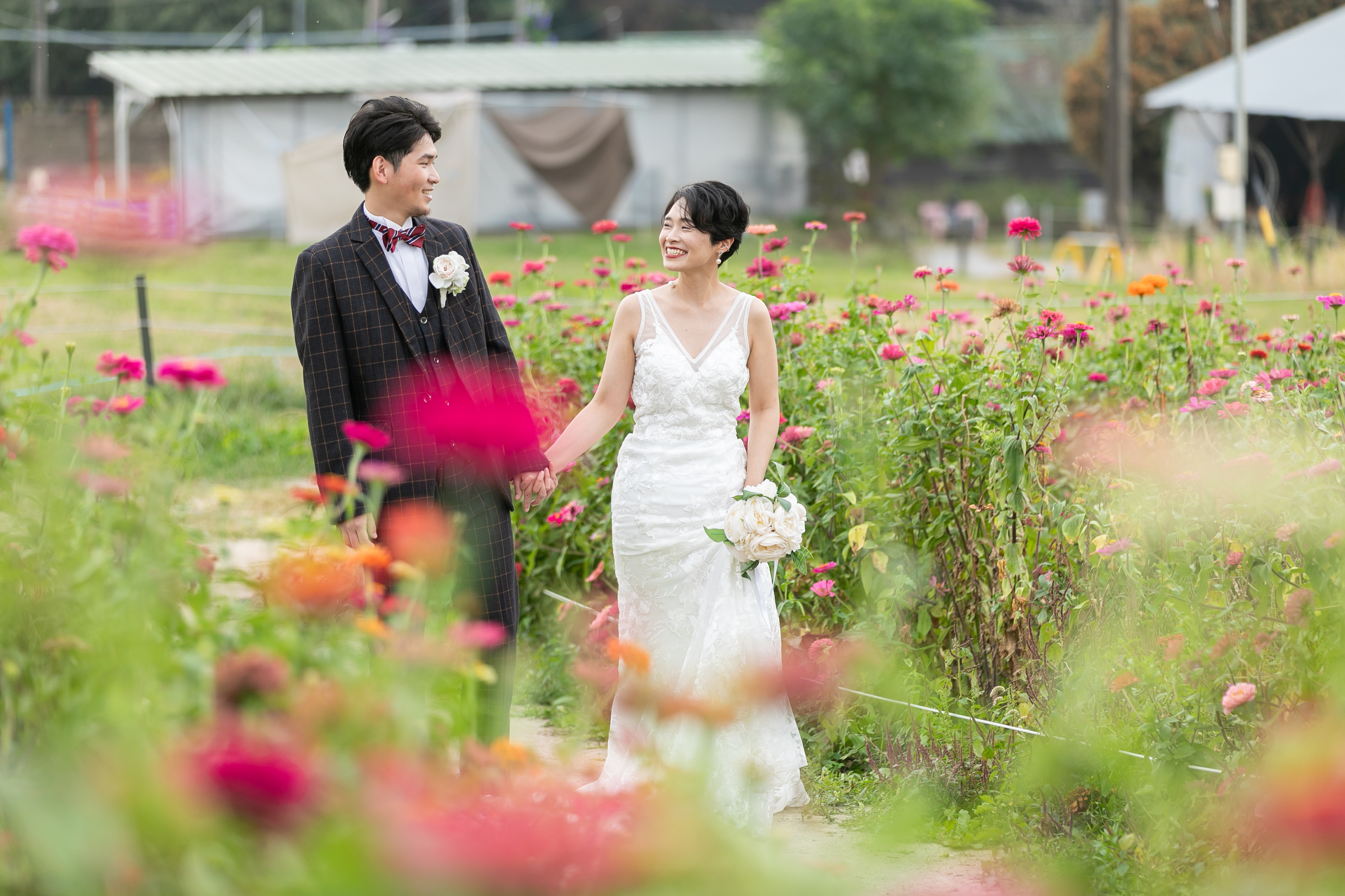 愛知牧場の菜の花畑とウェディングフォトのカップル