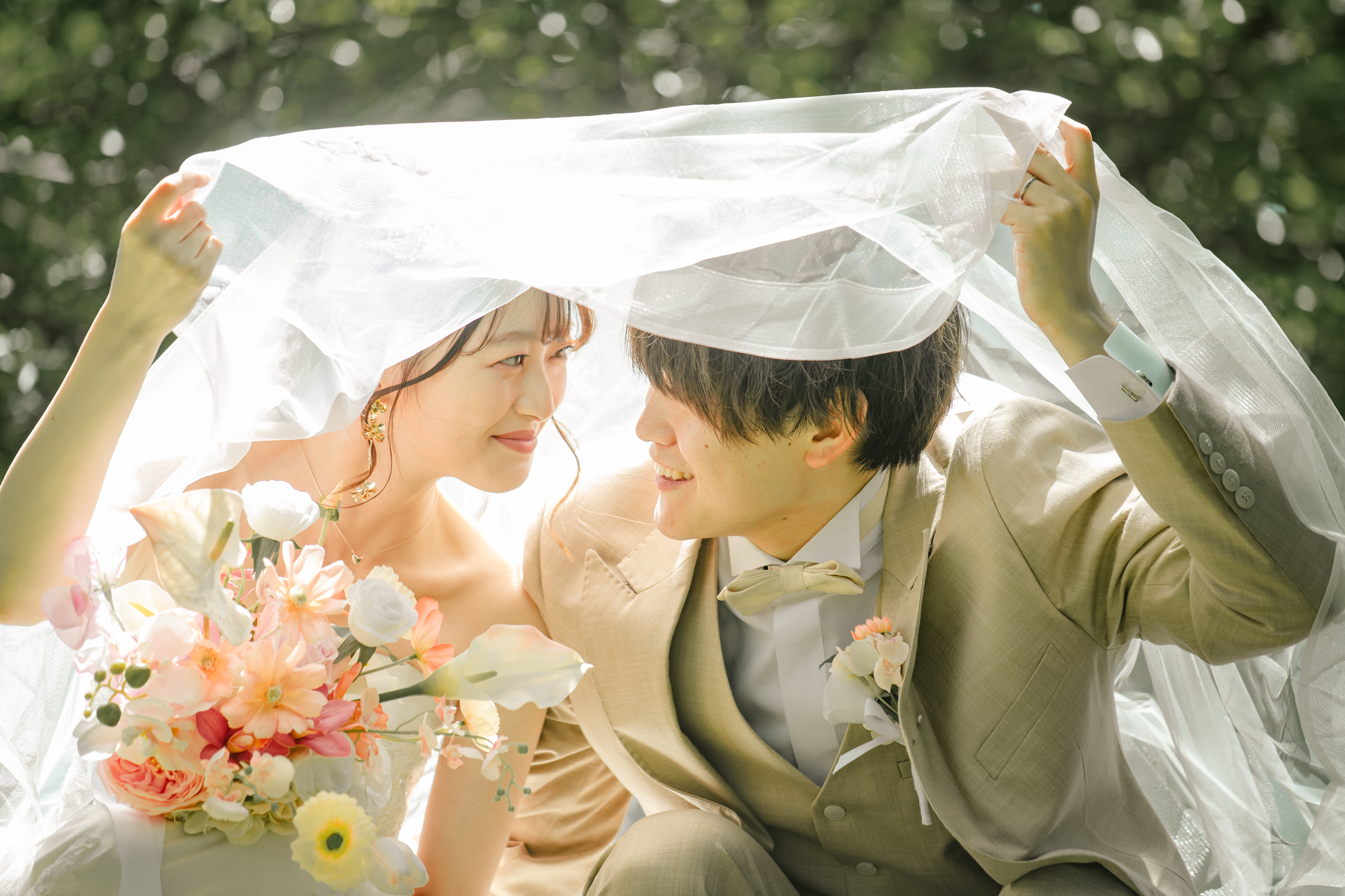 フォトウェディングでドレスを着た新郎新婦が微笑み合う写真