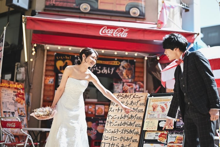 Ave.のロケーション前撮りで撮影されたウェディングドレス姿のカップルの仕上がり写真