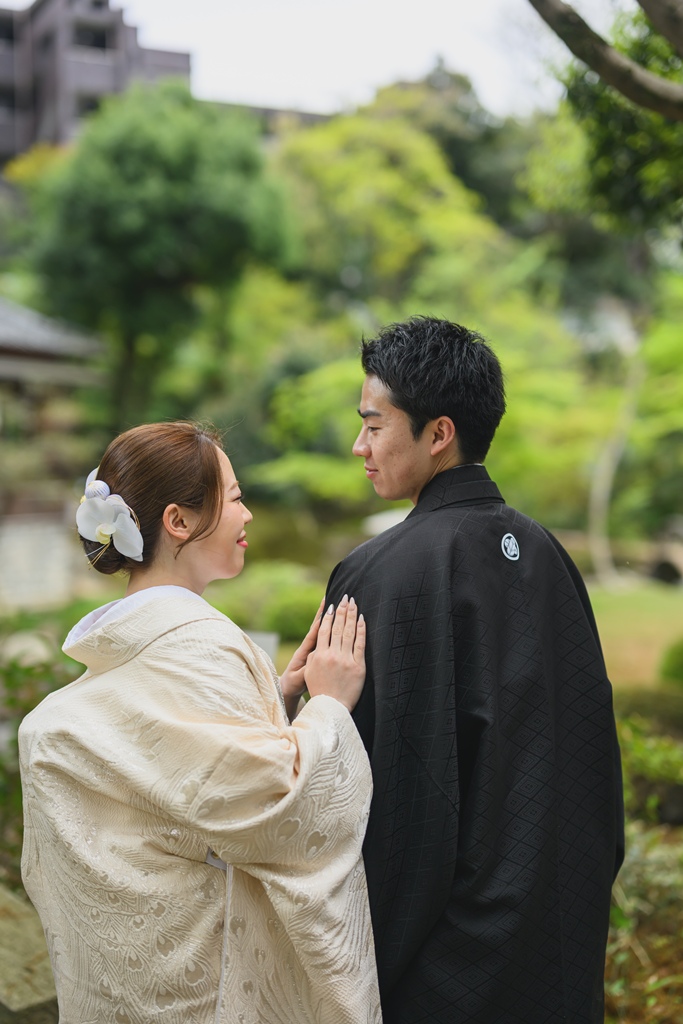 和装（白無垢・色打掛）に和の髪飾りをつけた花嫁