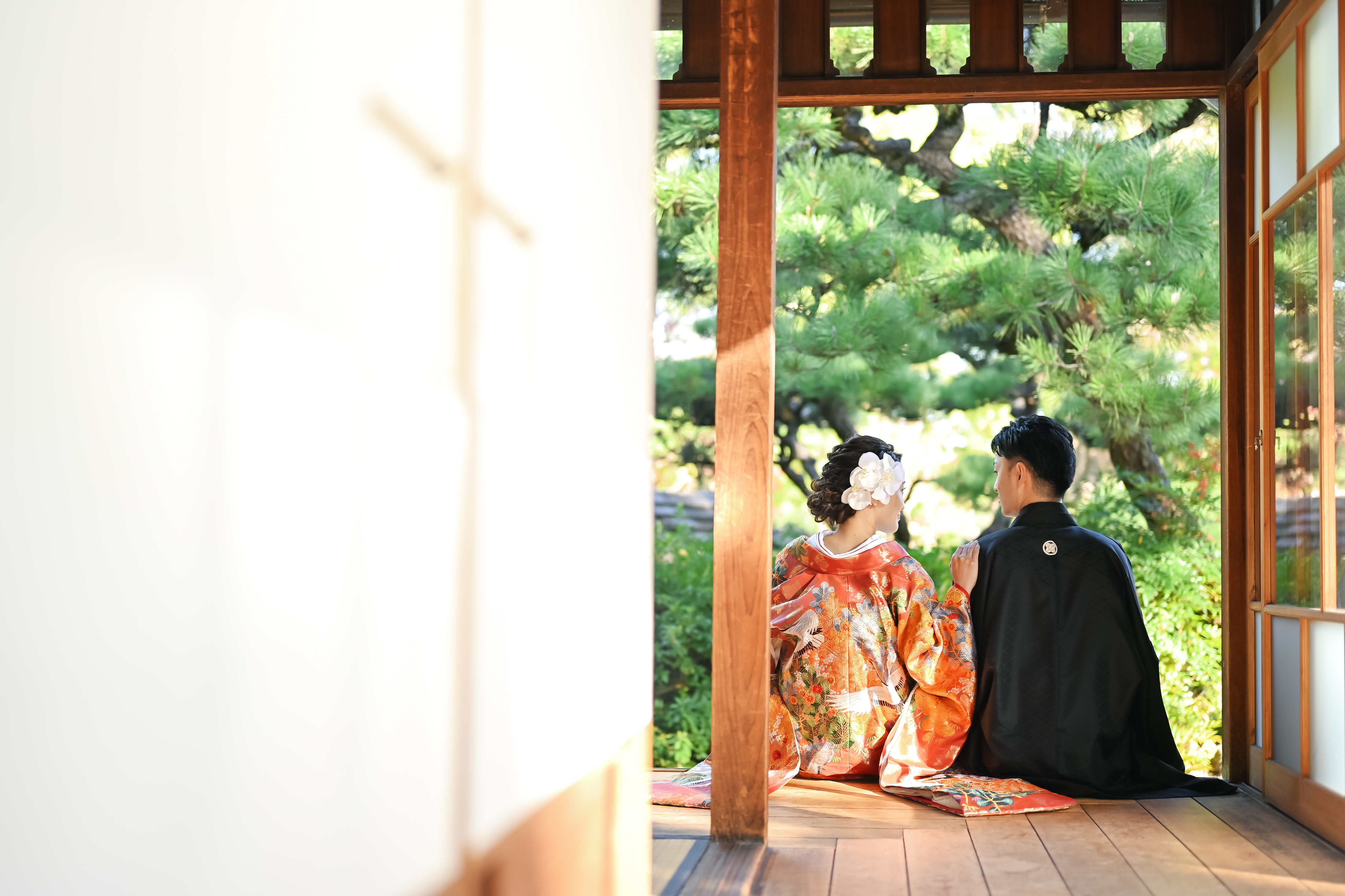 鶴舞公園の紅葉の中のドレス姿