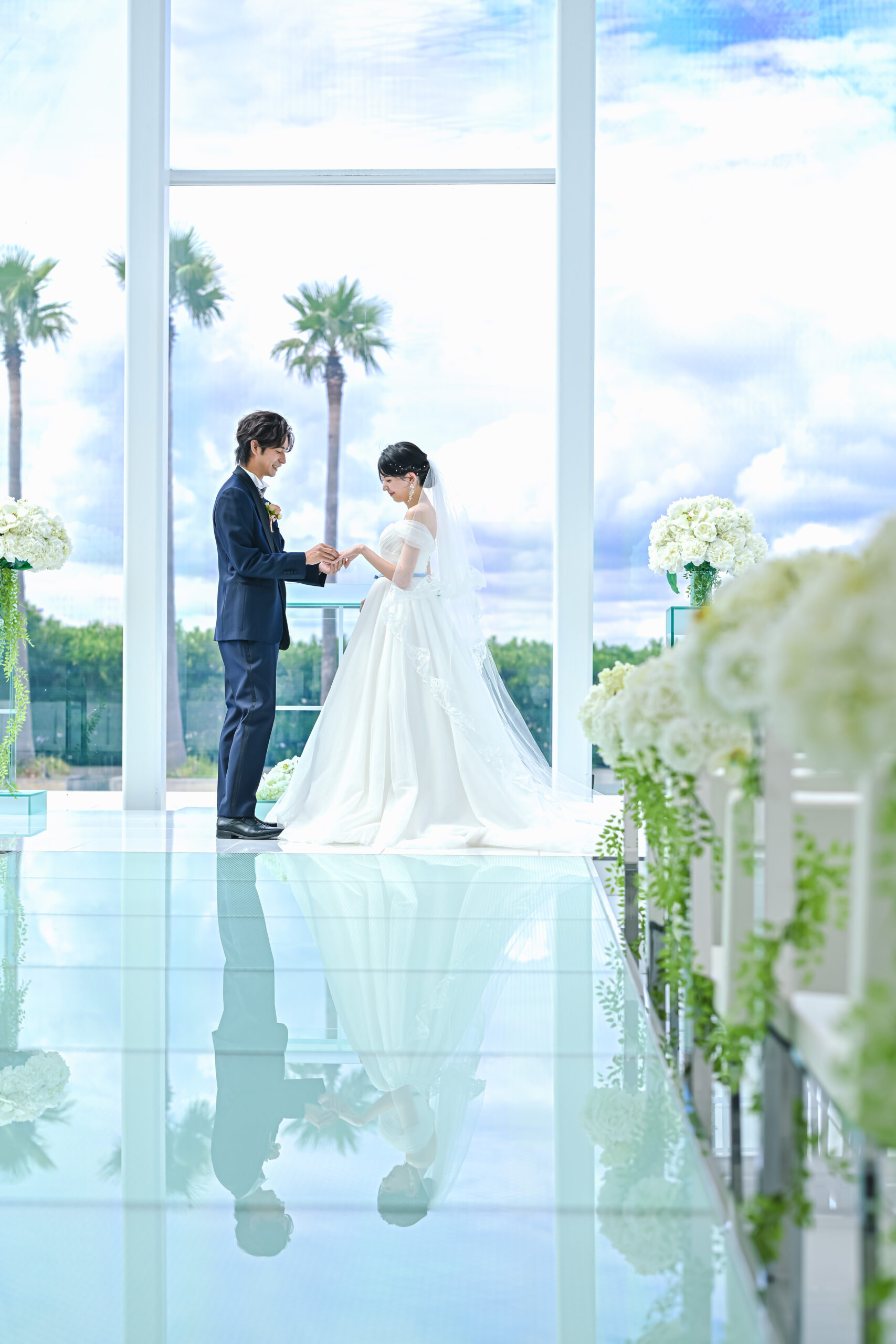 空の見えるチャペルでドレスで佇む新婦