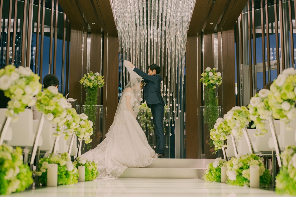チャペルでヴェールアップをする新郎新婦