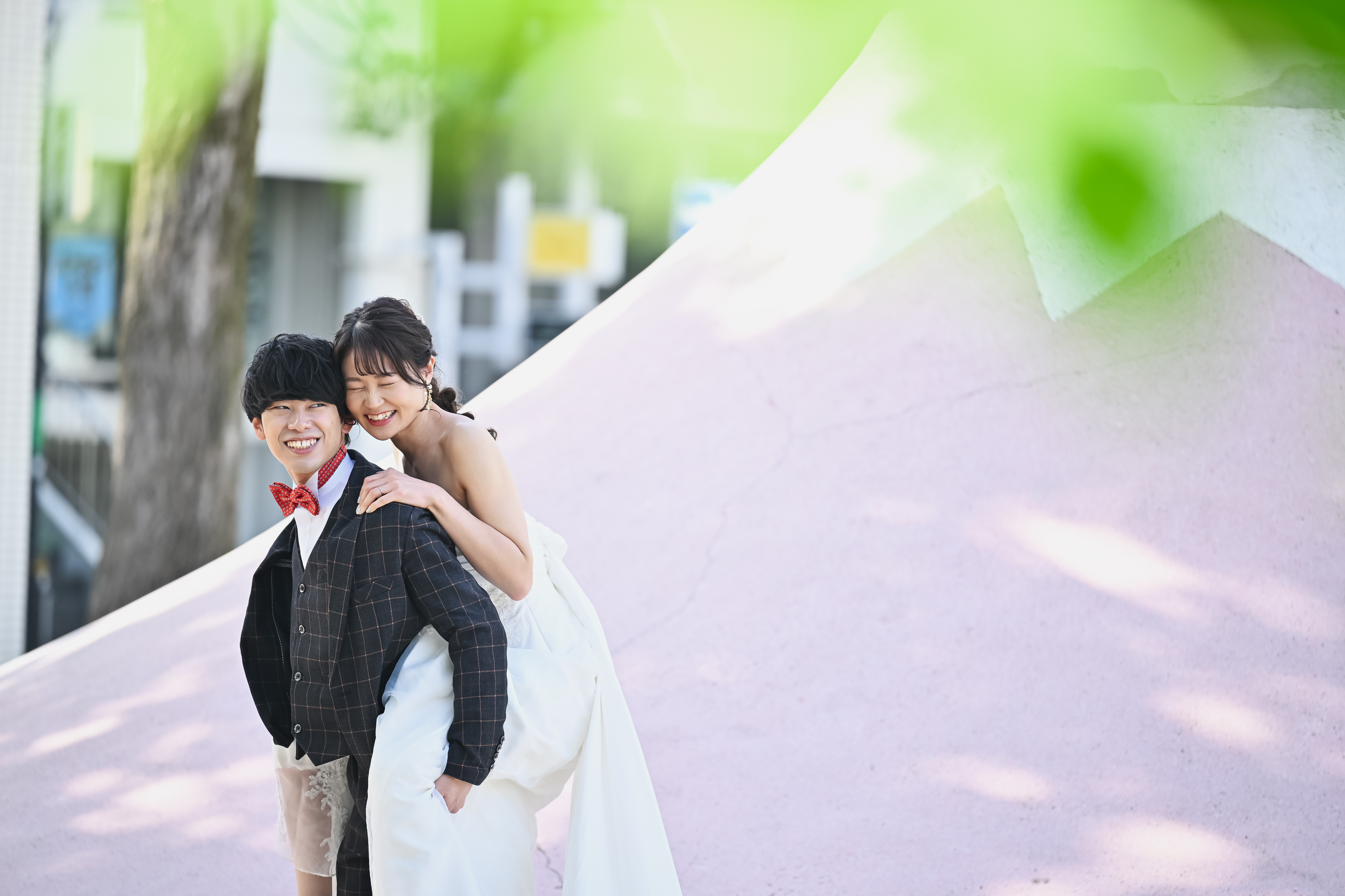 大須の街並みを背景にウェディングドレス姿の花嫁がカメラに微笑んでいる前撮り写真