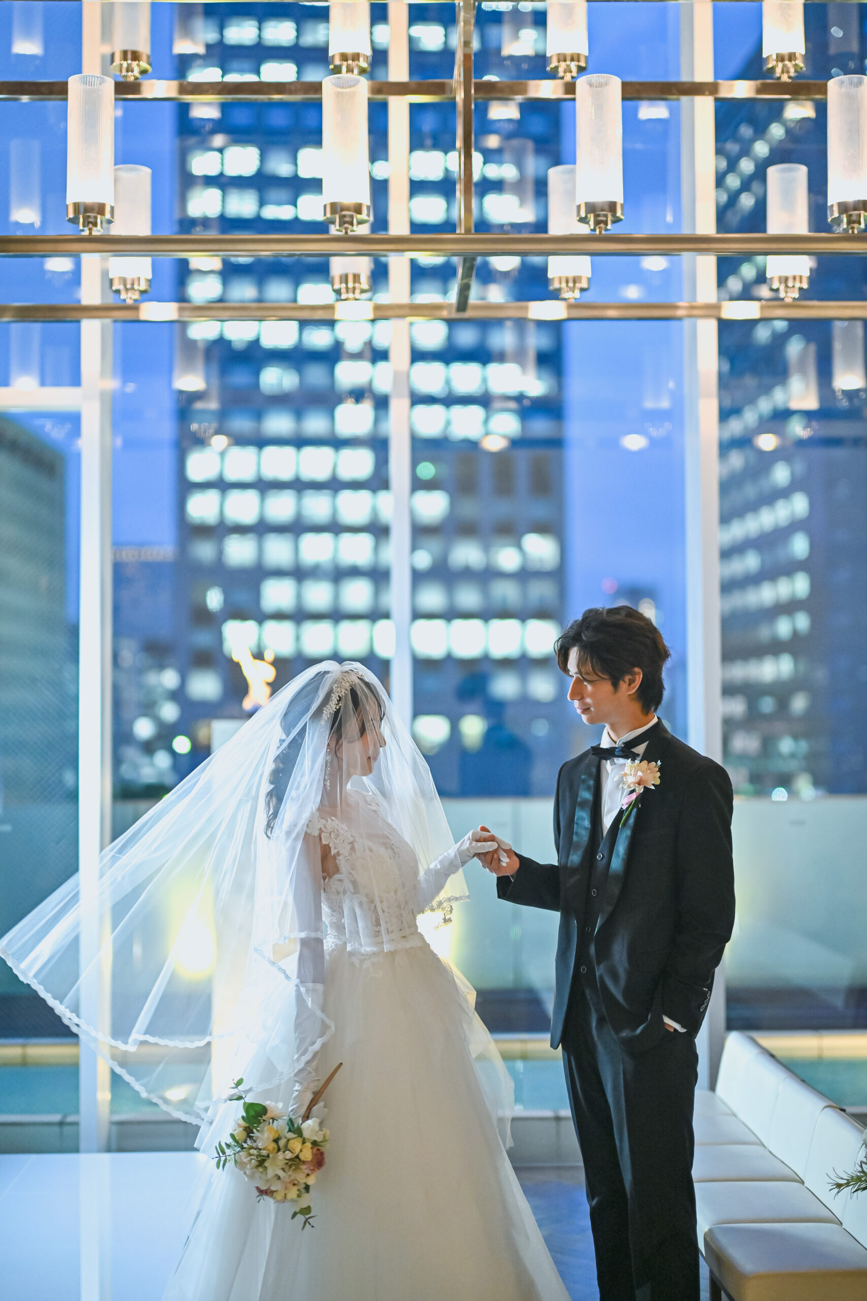 純白のバージンロードを歩く新郎新婦