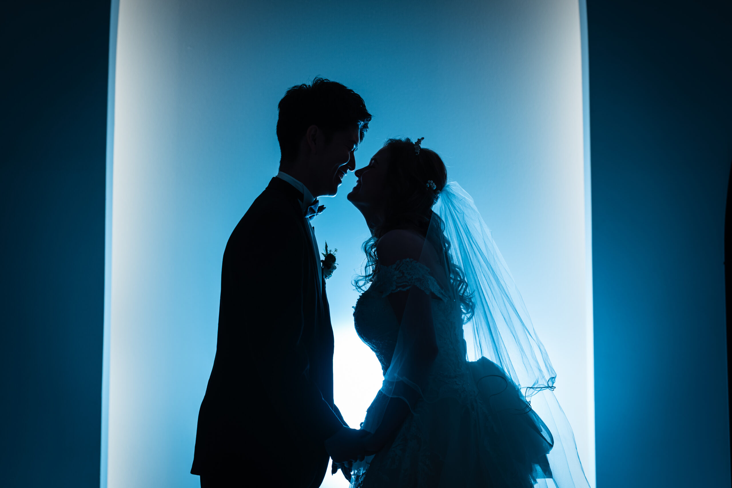 洗練された祭壇で誓いを立てる新郎新婦