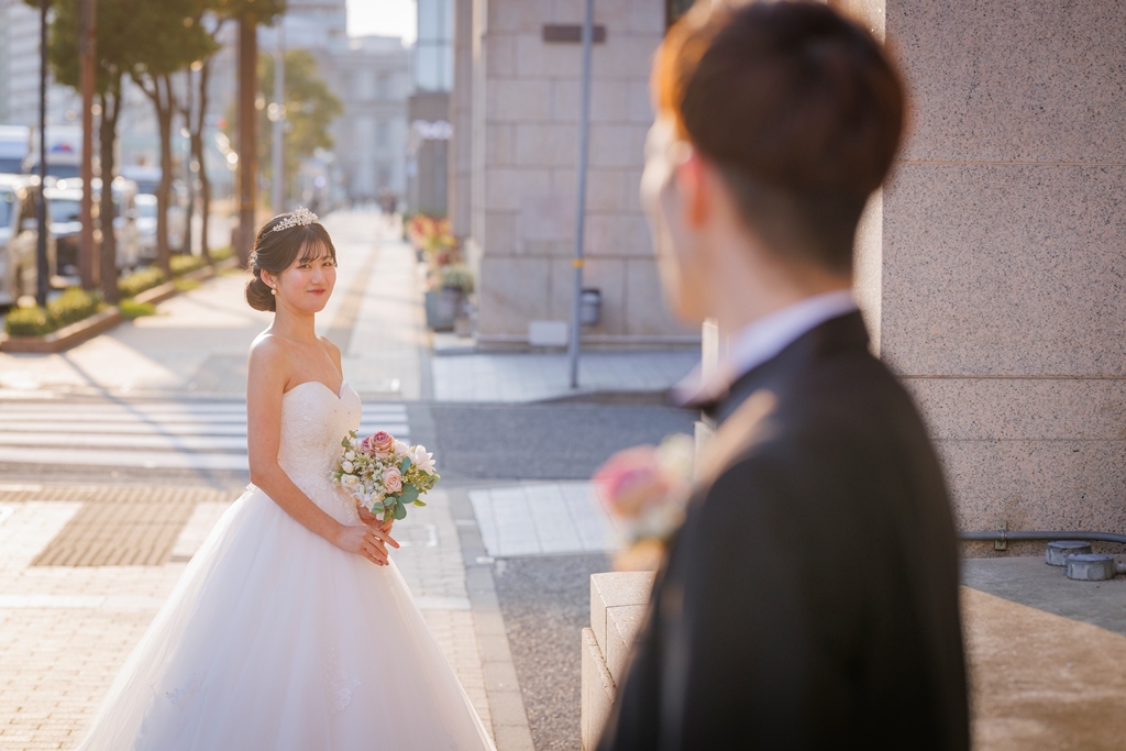 旧居留地の夕暮れ時にウェディングドレスで佇むカップルの前撮り写真