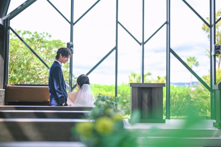 バージンロードを歩く新郎新婦