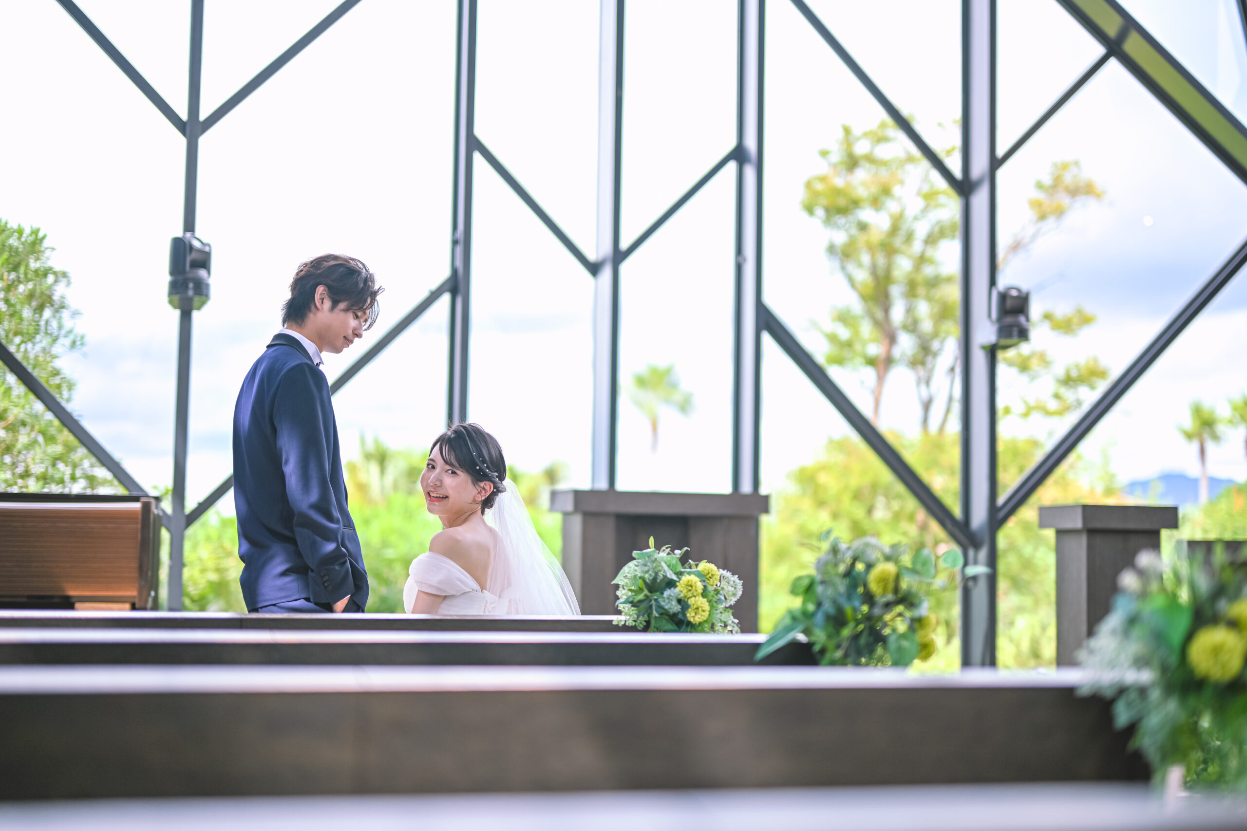 バージンロードを歩く新郎新婦