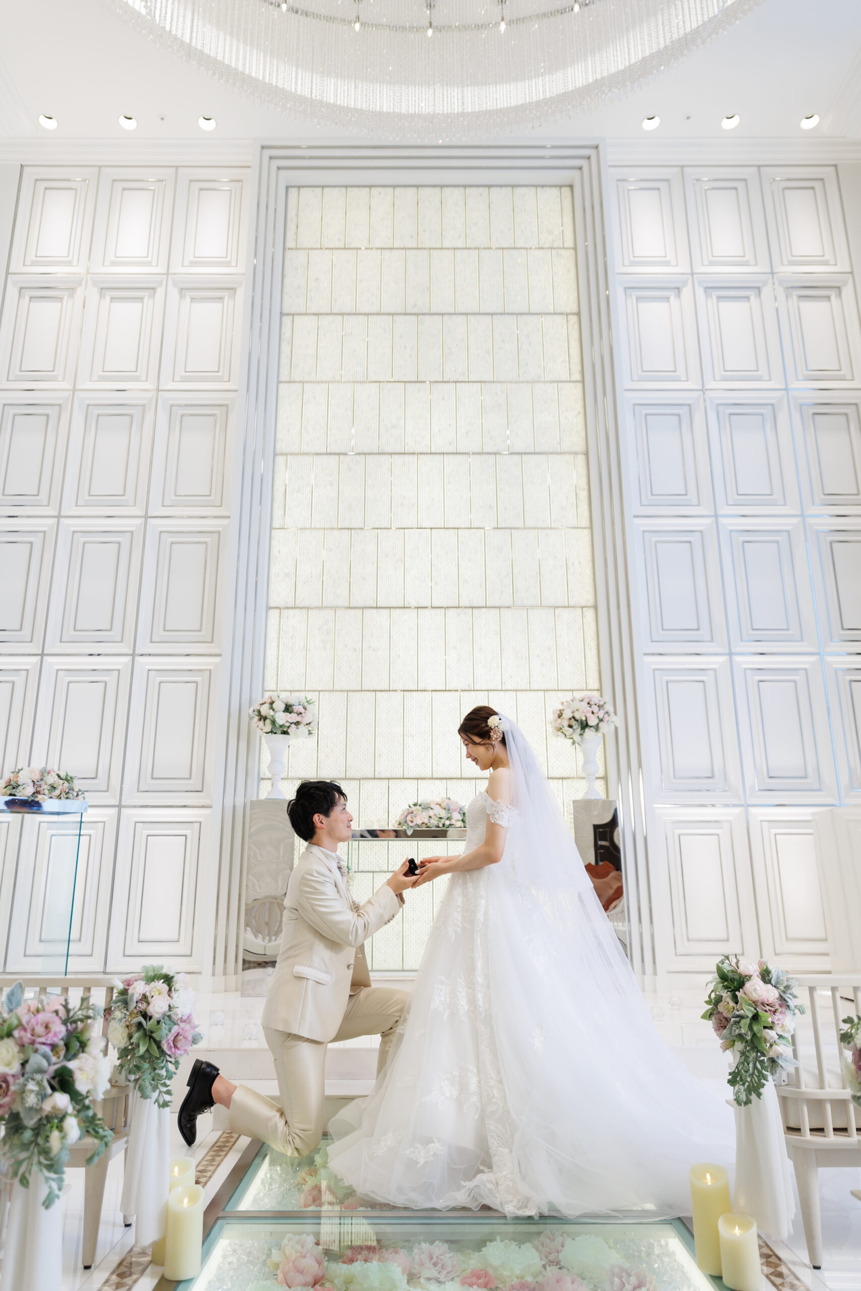 フラワーバージンロードを腕を組み入場する新郎新婦