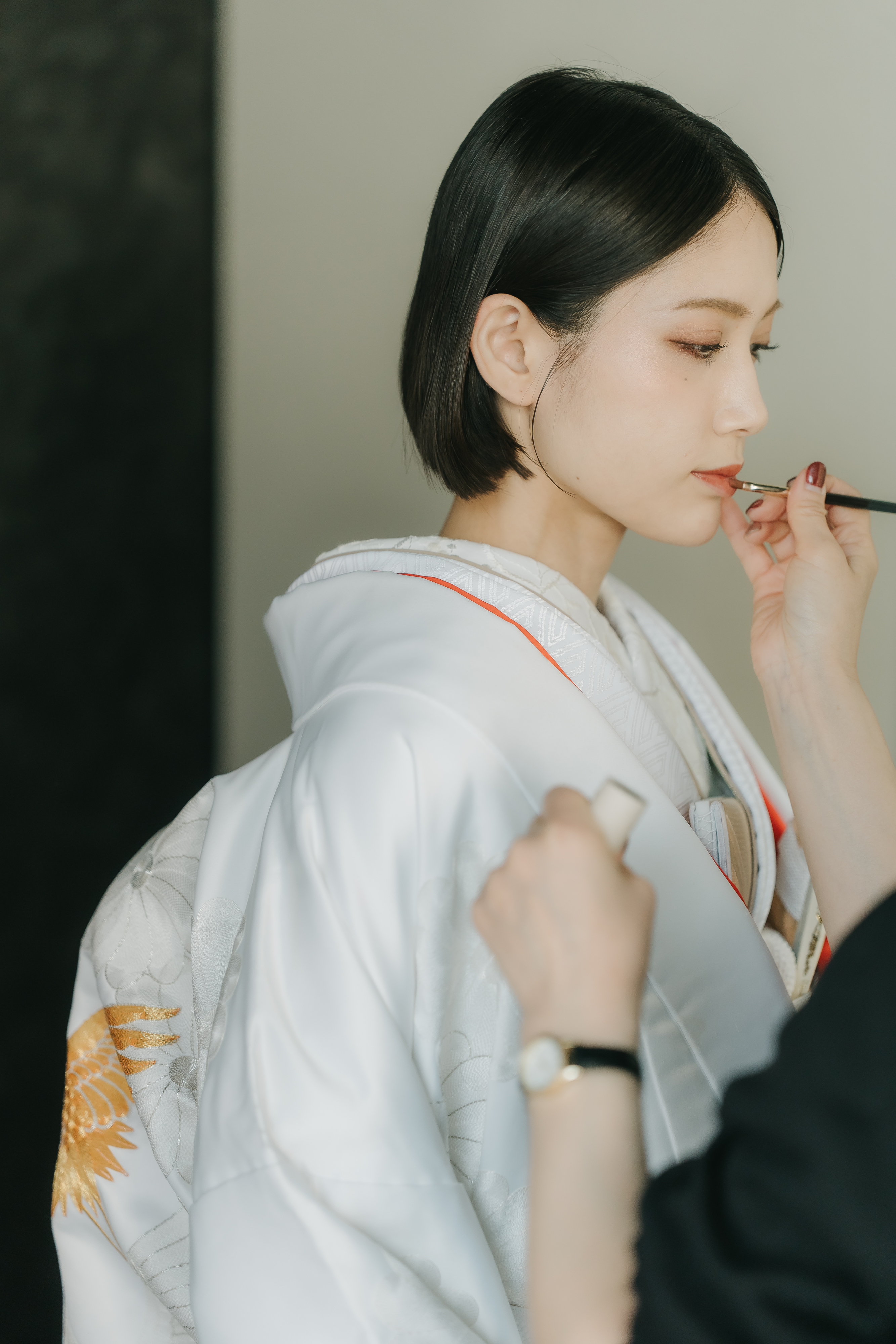 撮影前のヘアメイクをしている様子の写真