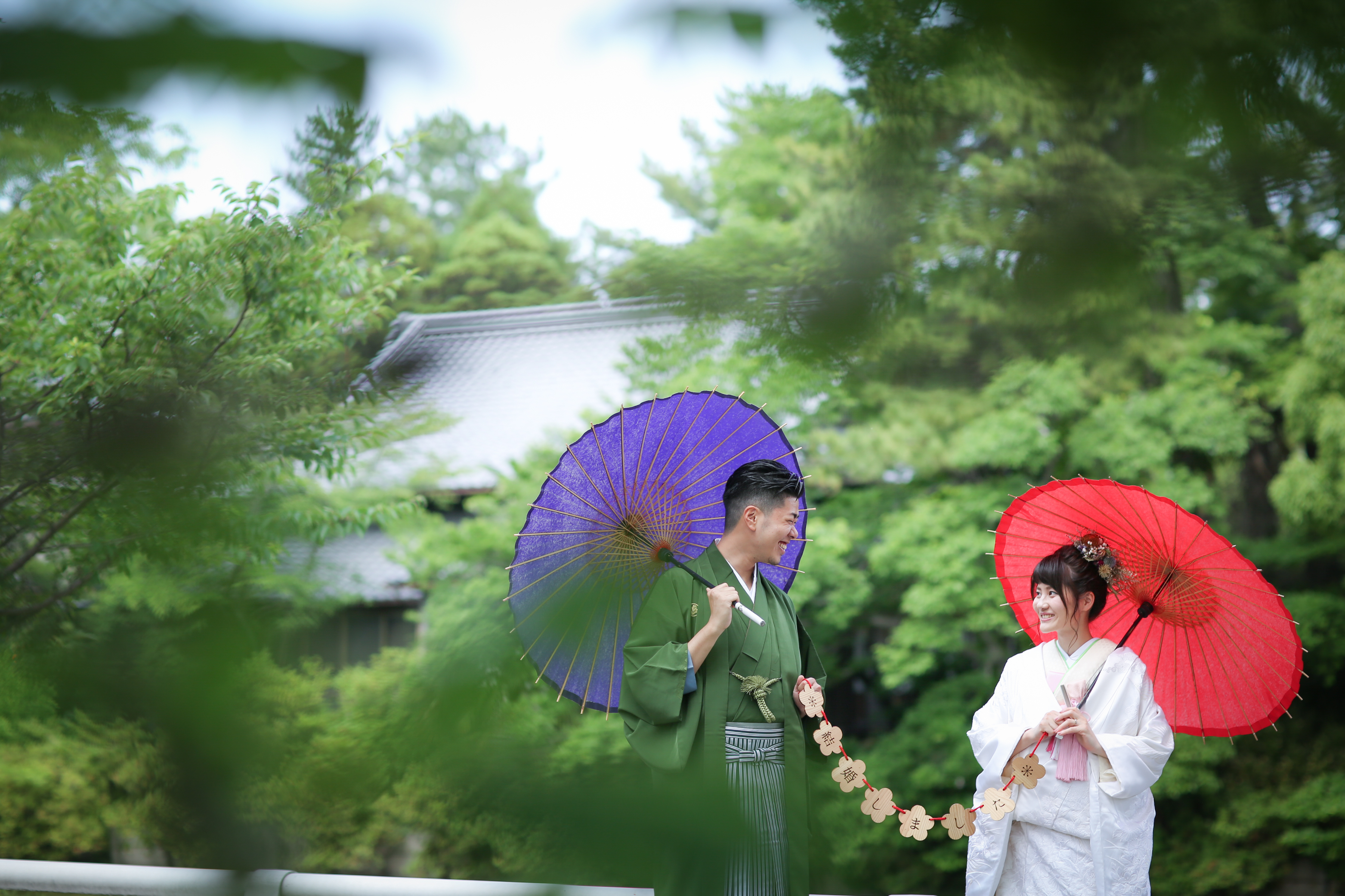 撮影前にスタッフと打ち合わせをする新郎新婦
