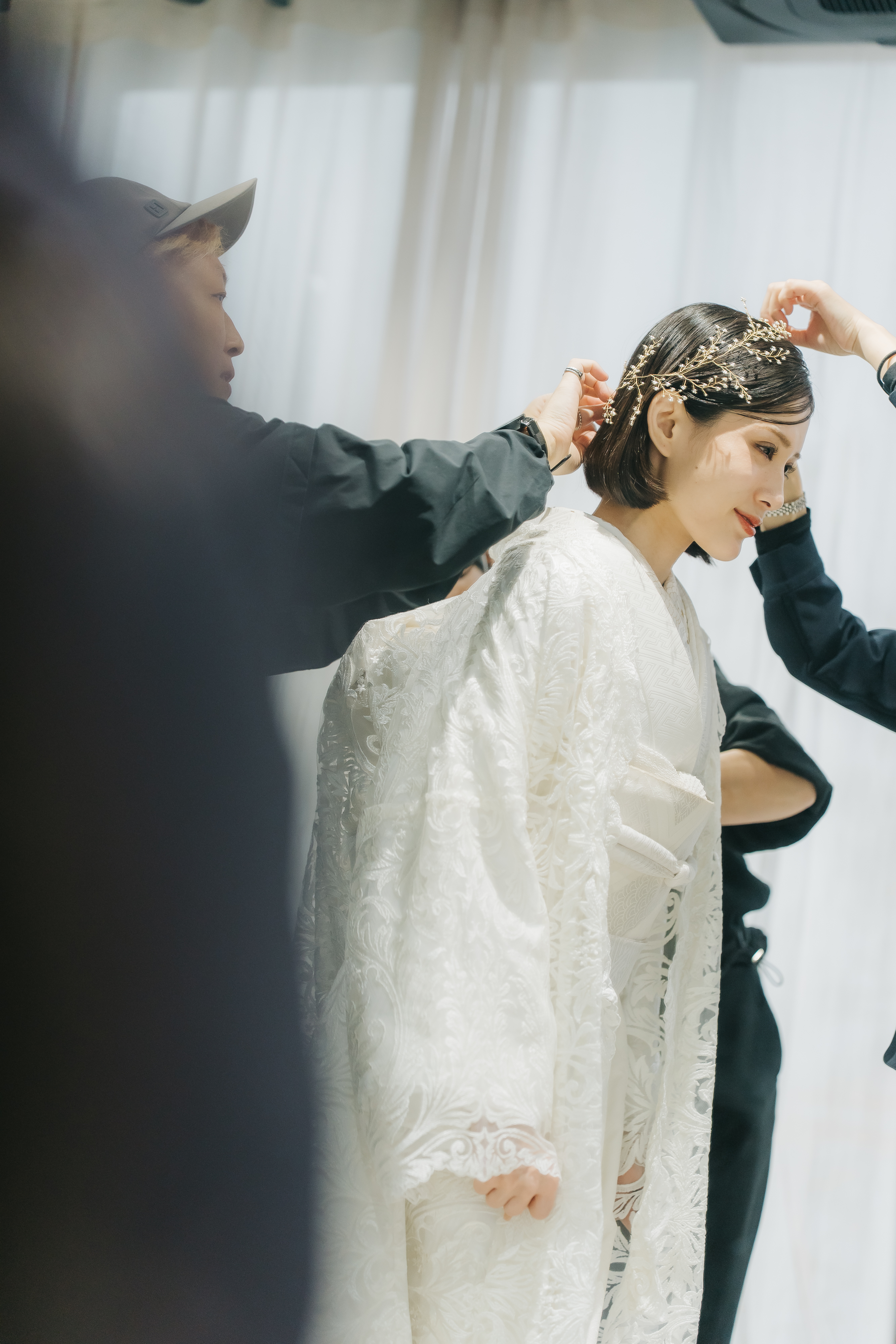 ヘアメイクや着替えの準備シーンの写真