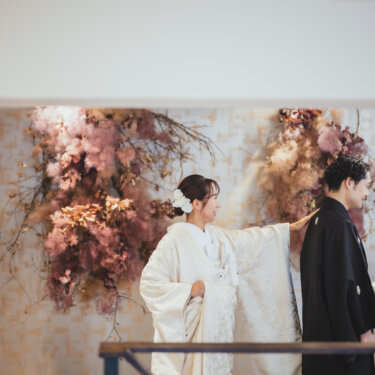 背を向けた新郎の肩をそっとたたく白無垢の花嫁。ファーストミートの始まりを写した和装前撮り