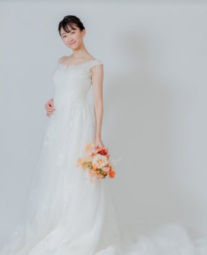 NR50 Aラインのウェディングドレス。Aラインのショルダー付きドレスは、繊細にきらめく装飾が全身を包み、動くたびに光を放つ華やかさが魅力。上品さと存在感を兼ね備えた特別な一着です。優美なシルエットで花嫁をより輝かせます。