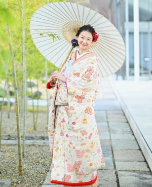 NMOS03 琴音小花のウェディングドレス。秋の心地よい陽気を感じさせるレトロでキュートな色打掛。ホワイトベースの着物に、紅葉や毬の赤が映える柔らかさ感じるお着物です。