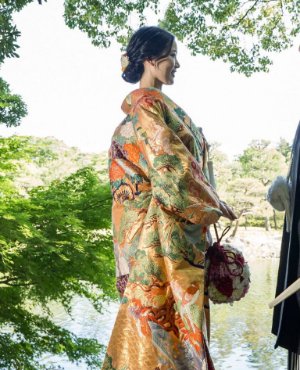 NS02 陽松のウェディングドレス。水がせせらぎ、花々が咲き誇り、生き物たちが集う自然豊かで繁栄している様子が伝わる豪華で物語のある色打掛となっております。