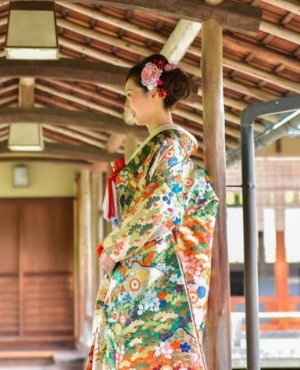NL01 翠華のウェディングドレス。細かなお花がらとオレンジやグリーンの差し色が少し柔らかな印象にしてくれ着やすいお衣装です。