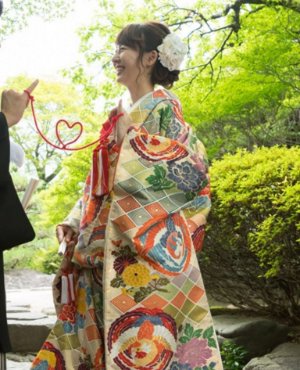 NR02 音菱のウェディングドレス。菱形模様をあしらったモダンな色打掛は、伝統美と洗練されたデザイン性が融合した一着です。凛とした美しさと華やかさを兼ね備え、花嫁の個性を際立たせるスタイルの打掛です。