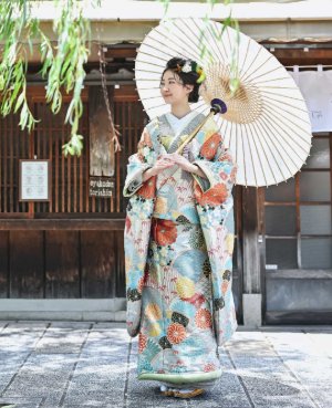 SMOS11 山流水色のウェディングドレス。淡いブルーをベースにした昔懐かしい気持ちになるような色打掛。故郷に帰ってきたような優しさに溢れる色遣いがなされています。