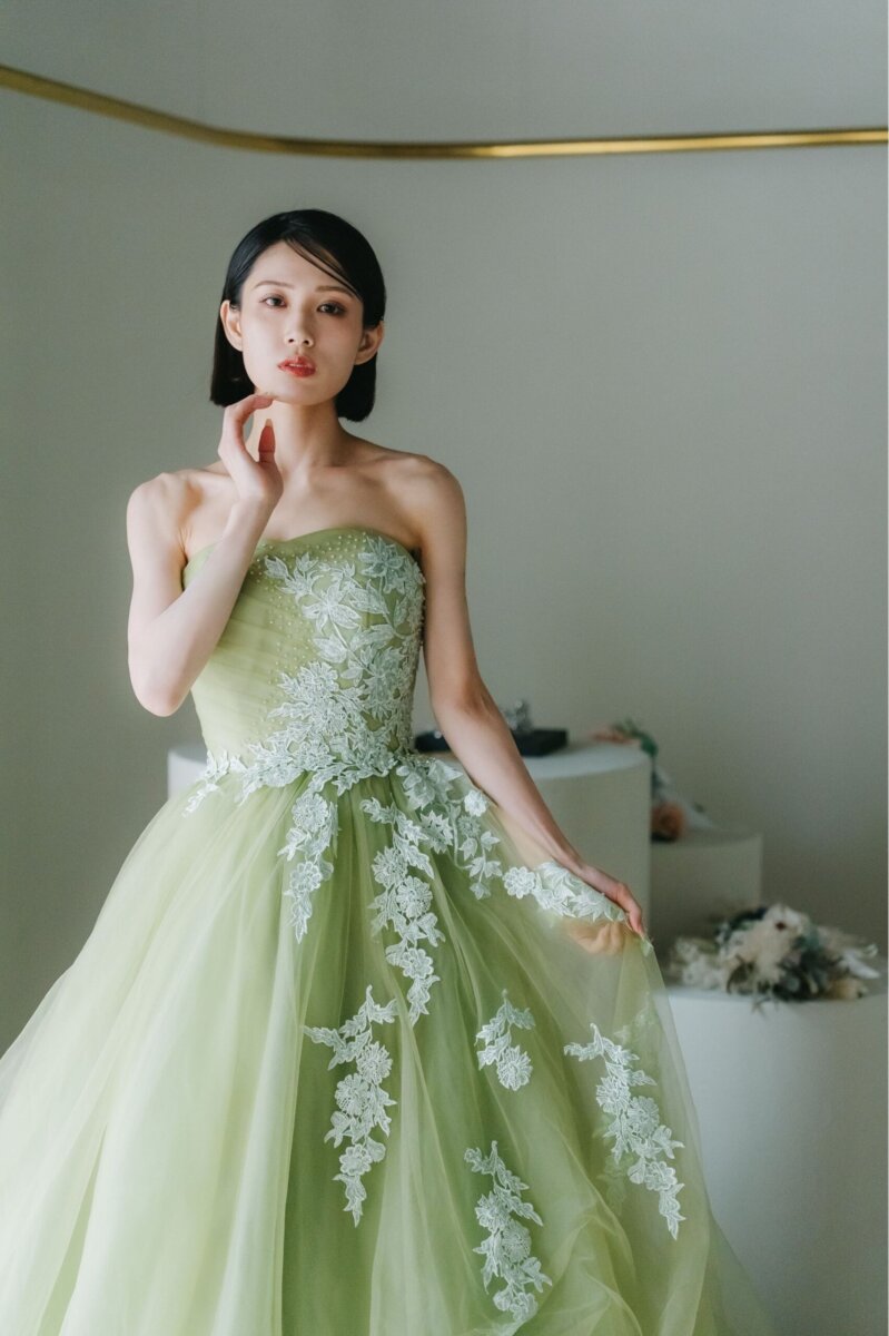 頬に手を添えてほほえむ、モスグリーンに花の刺しゅうが入ったビスチェドレスの花嫁。名古屋で撮る洋装前撮り