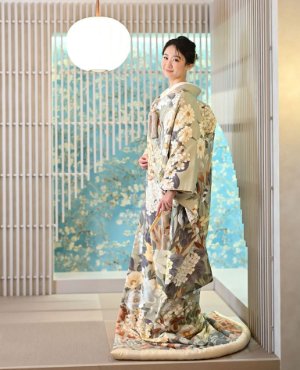YMOS13 翠華絢爛のウェディングドレス。落ち着いたトーンのセージグリーンに、大柄のお花が描かれた近代色打掛はまさに芸術的な一着に。気品あるお着物が上品な着こなしに。