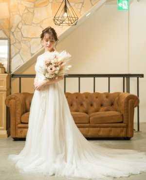 NS12 Aラインのウェディングドレス。シフォンスカートのふんわり感と胸元の美しい刺繡で上品なシルエットが綺麗なドレス。
