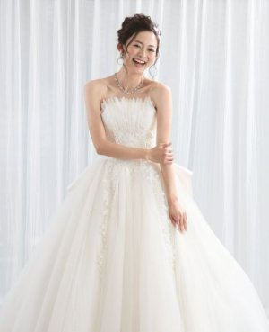 NR54 プリンセスラインのウェディングドレス。チュールをふんだんに重ねたふわふわのスカートとウエストに施された煌びやかなビーズ刺繡が華やかな1着。まるでお姫様のようなプリンセスラインのドレス。