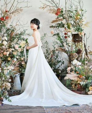 NB03 Aラインのウェディングドレス。サテンとレースを組み合わせたオシャレなデザインでパールを施した刺繡が特徴