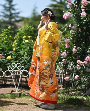 NB01 黄桜のウェディングドレス。豪華絢爛という言葉がふさわしい金色の色打掛。夫婦円満の象徴とも言われる鶴と牡丹の花弁が繊細に描かれています。