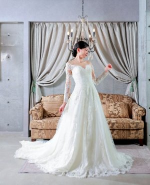 NC10 Aラインのウェディングドレス。インポートドレスの中でも人気の高いPRONOVIASのドレスです。PRONOVIASのCHARLEYは、オフショルダーの軽やかな抜け感とレースのセクシーさを纏い、長袖の上品さも兼ね備えた洗練された一着です。エレガントに魅了する存在で、花嫁の美しさを引き立てる特別なドレス。気品と華やかさが調和し、優雅さも漂います。