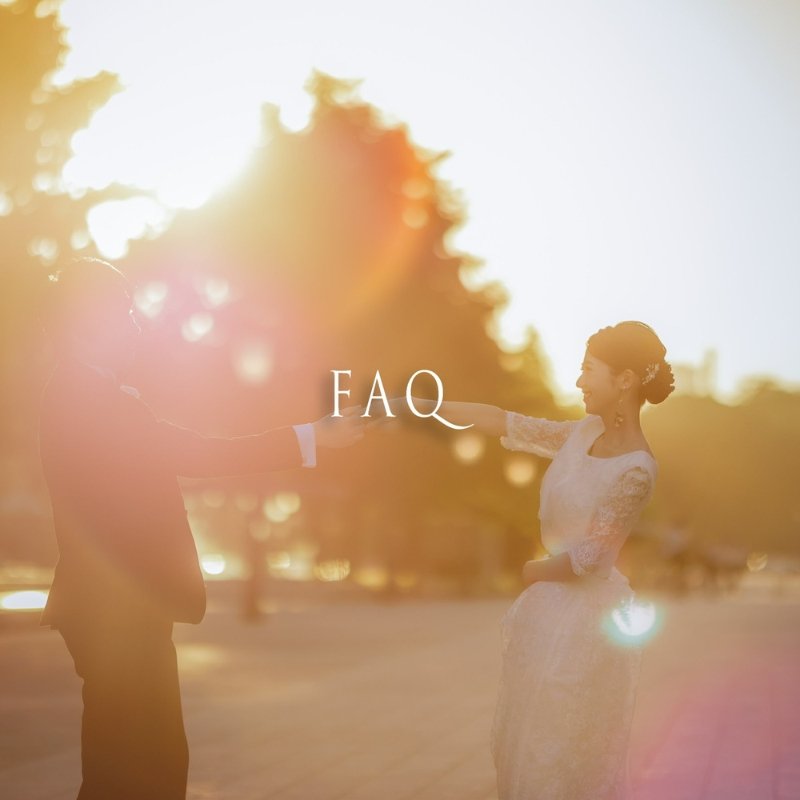 「FAQ」案内バナー、夕日を背景に手を取り合うタキシードとレースドレスの新郎新婦、よくあるご質問への案内